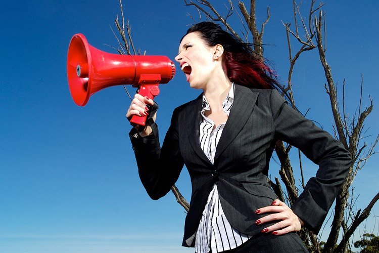 Mulher grita em megafone (chefe, líder, comunicação, divulgação)