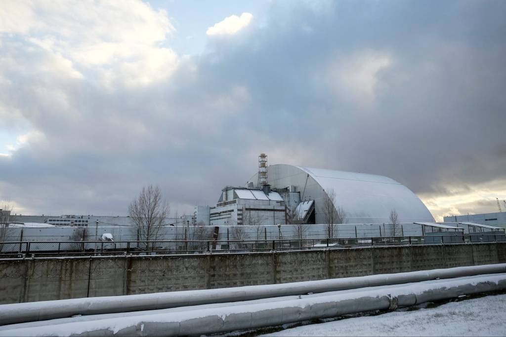 Nova cúpula é inaugurada acima de reator nuclear de Chernobyl para possibilitar descontaminação da área, na Ucrânia, no dia 29/11/2016