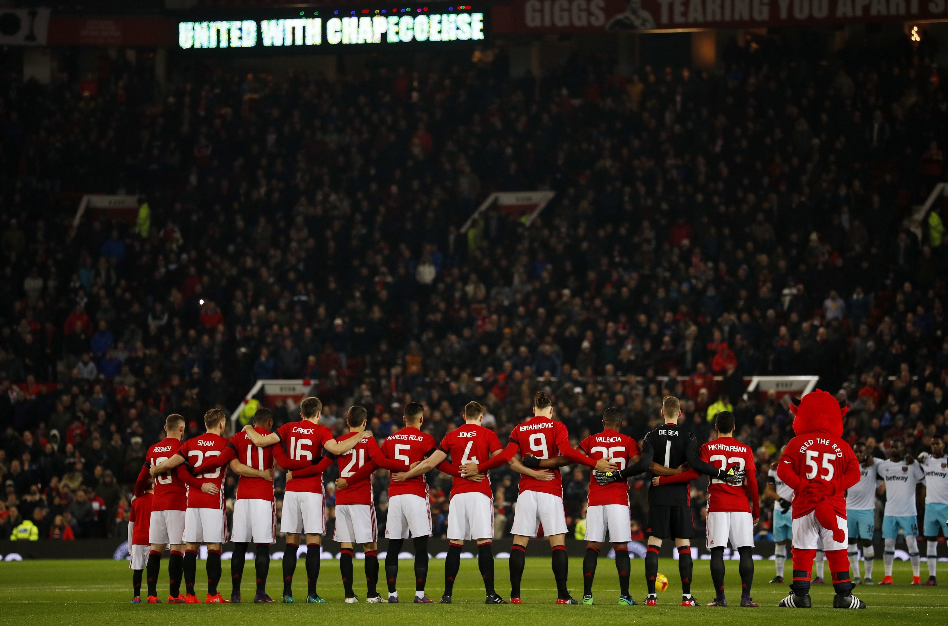 Manchester United faz minuto de silêncio pelas vítimas do acidente de avião que matou jogadores do chapecoense, dia 20/11/2016