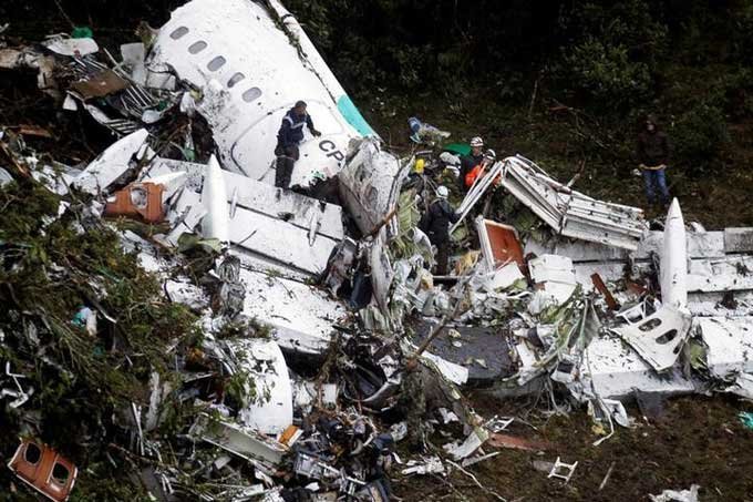 Membros de equipe de resgate vistos em meio a destroços após acidente aéreo com jogadores da Chapecoense na Colômbia