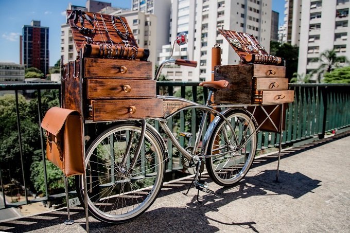 A bicicleta da marca de acessórios F. Ferreira