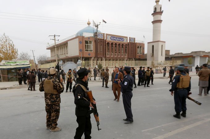 Policiais em torna da mesquita xiita atacada em Cabul, Afeganistão, dia 21/11/2016