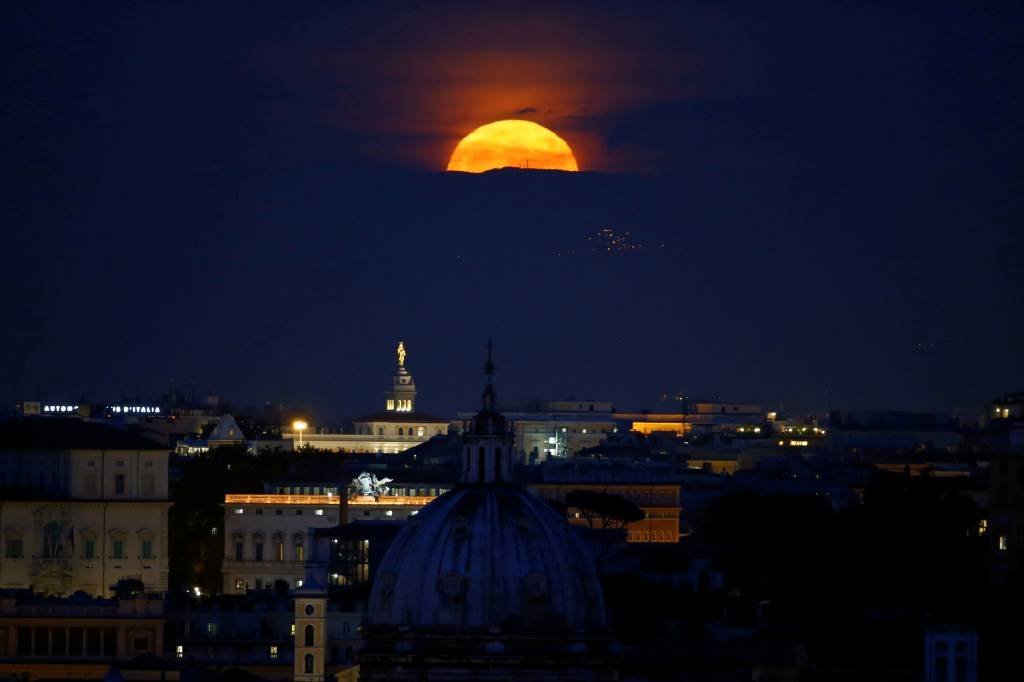 Superlua em Roma, na Itália