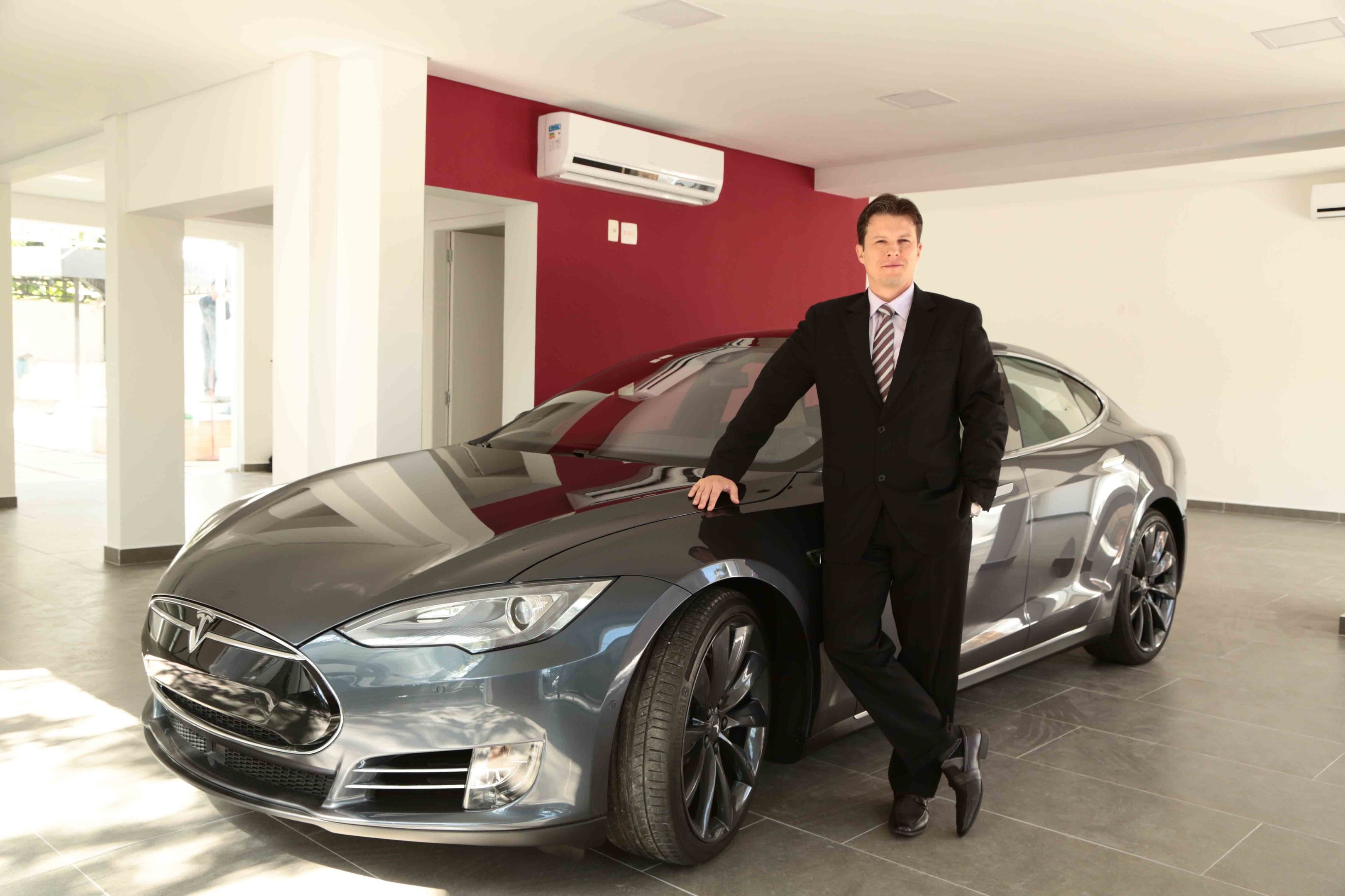 Luciano Di Claro, CEO da Elektra, que trouxe os carros Tesla ao Brasil