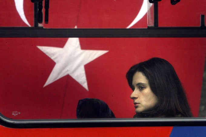 Mulher dentro de ônibus em Istambul, na Turquia, dia 28/11/2006