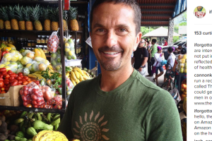 O empreendedor Khalil Rafati, comprando frutas para sua loja de sucos