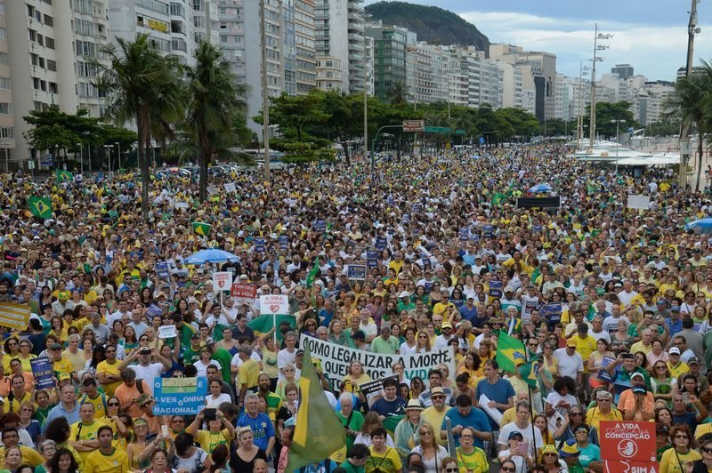  Manifestantes protestam na praia de Copacabana, na manhã de hoje (4), a favor da Lava Jato e do juíz Sergio Moro. (Tomaz Silva/Agência Brasil)