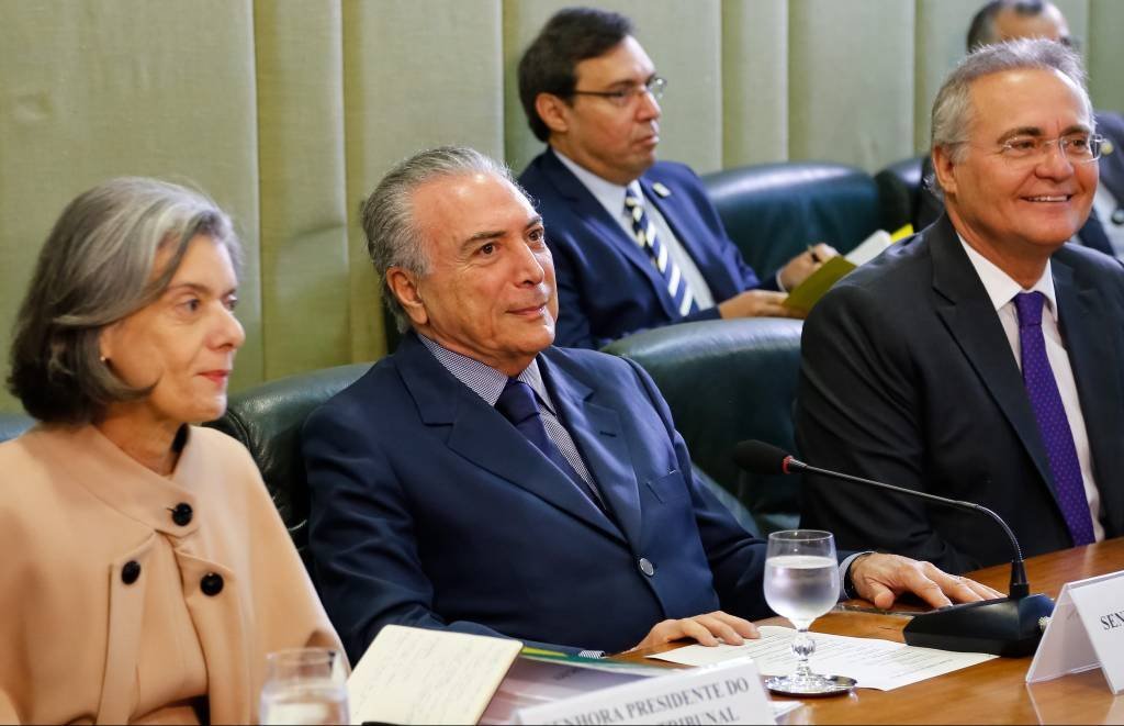 Carmen Lúcia, presidente do STF, Michel Temer, presidente da República, Renan Calheiros, presidente do Senado, em reunião sobre segurança pública no dia 28 de outubro de 2016