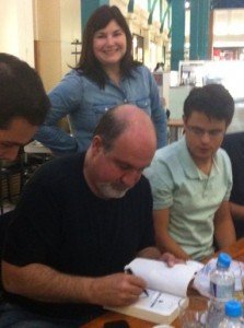 Taleb autografando meu livro.