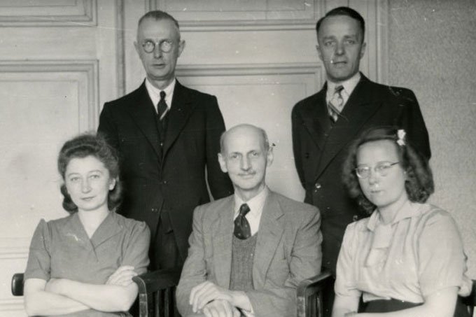 Miep Gies, o pai, Otto Frank, e os ajudantes Bep Voskuijl (linha da frente L-R), Johannes Kleiman e Victor Kugler (linha de trás R), são vistos nesta fotografia de 1945 da Casa de Anne Frank em Amsterdã.