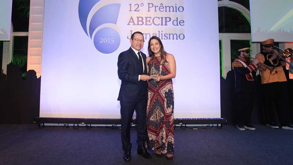 Priscila Yazbek recebe o 12º Prêmio Abecip de Jornalismo