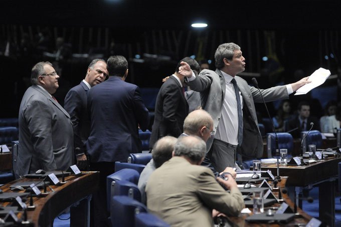 Senador Lindbergh Farias durante sessão de votação da PEC do Teto 13/12/2016