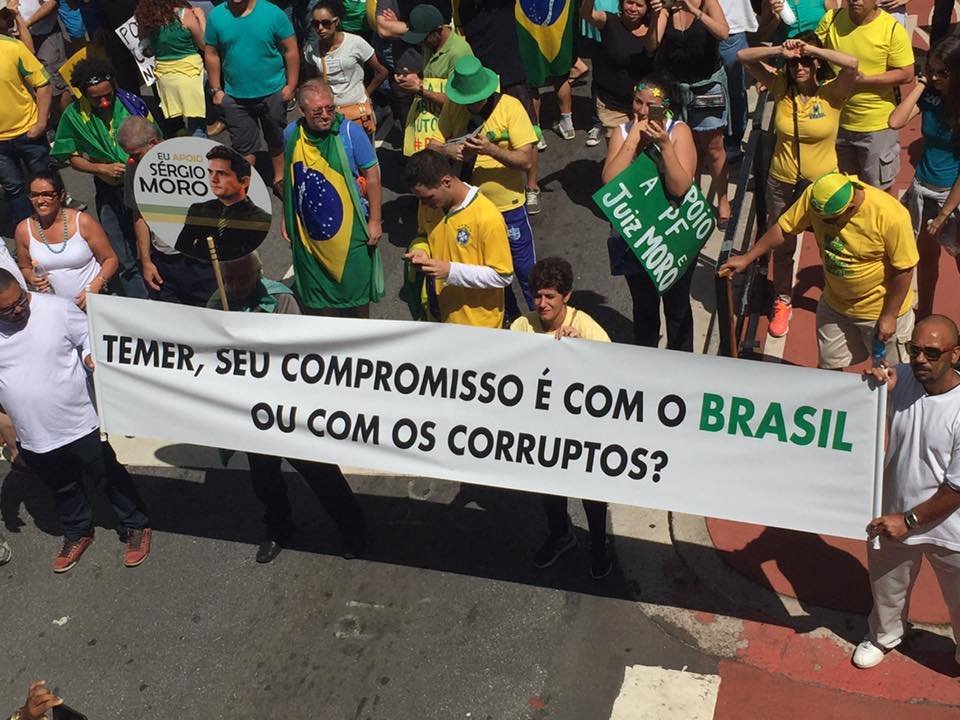 Protesto na Paulista manda recado para Temer: "seu compromisso é com o Brasil ou com corruptos?"