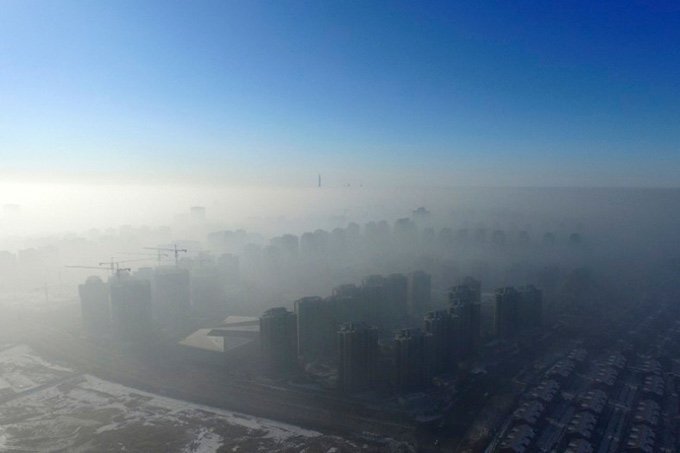 Neblina contrasta com o céu durante um dia poluído em Tianjin, em 03.01.2017.