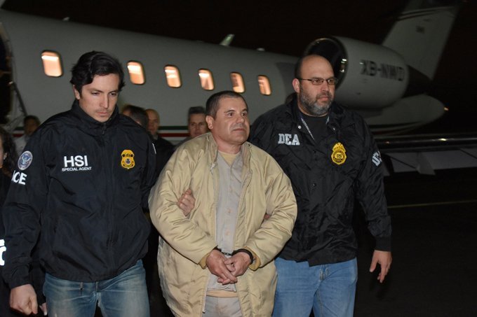 Joaquin "El Chapo" Guzman é escoltado por policiais