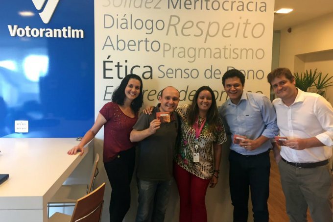 Funcionários da Votorantim recebem prêmio do desafio "Mais Movimento". Ao centro, a coordenadora de RH, Analu Garcia, e à sua esquerda, de azul, o consultor Jorge Junqueira