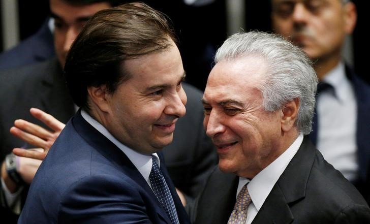 O presidente da Câmara, Rodrigo Maia (DEM-RJ), abraça o presidente Michel Temer em 31/08/2016. 