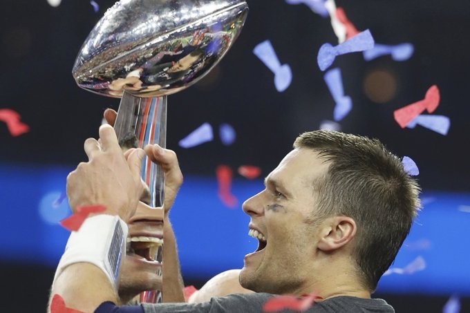 Tom Brady segura o troféu na 51ª edição do Super Bowl