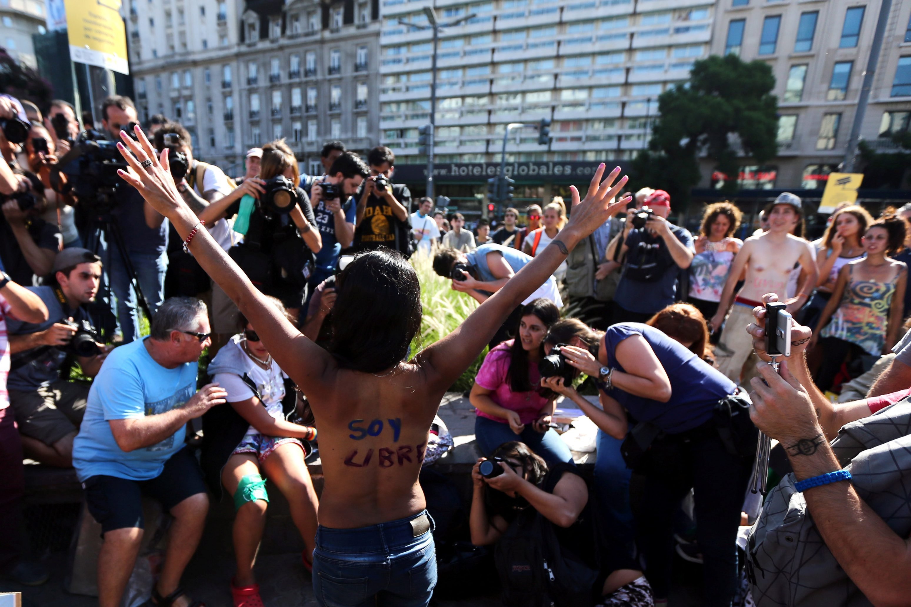 Mulheres fazem topless durante protesto a favor de topless em praias na Argentina em 07/02/2017