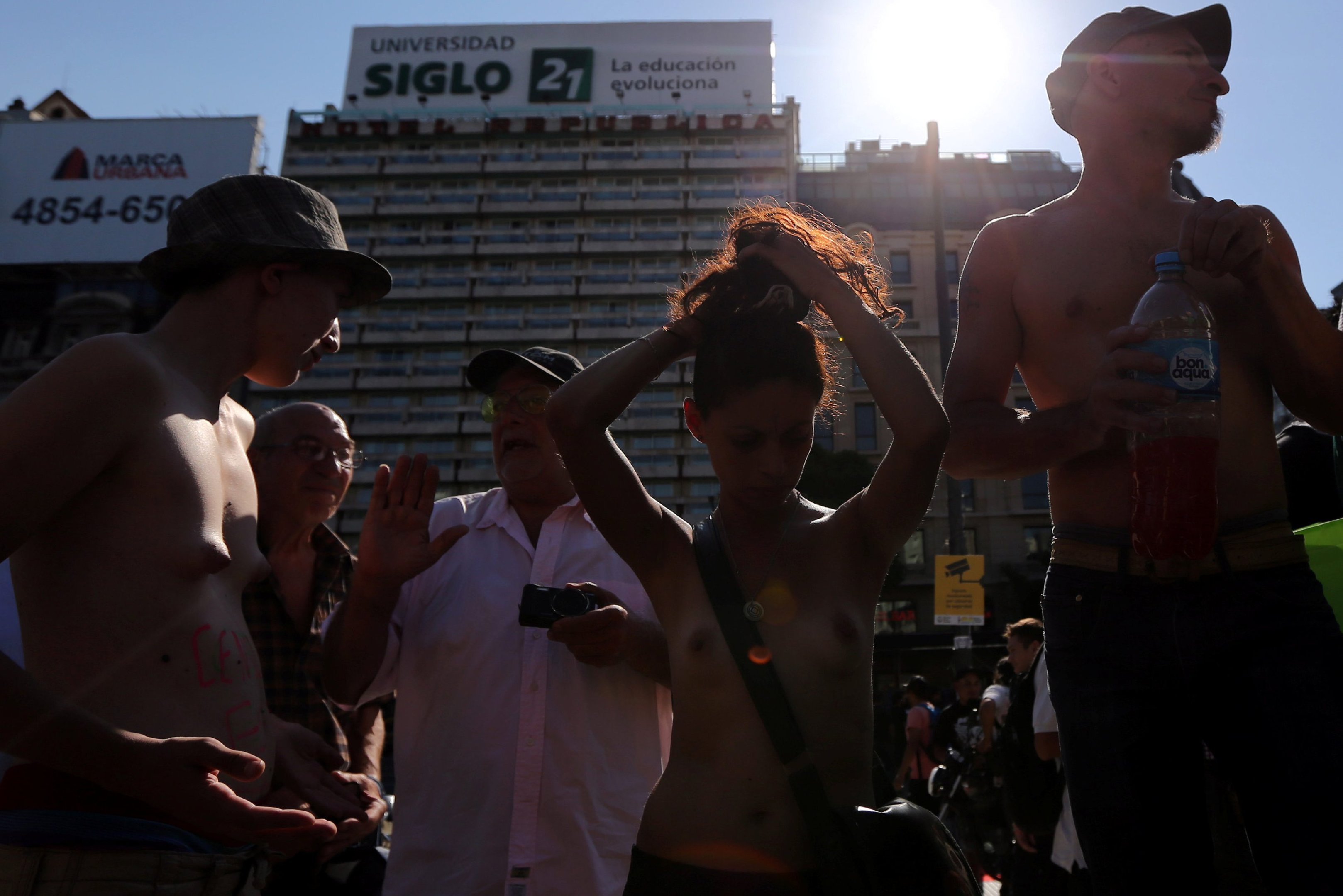 Mulheres fazem topless durante protesto a favor de topless em praias na Argentina em 07/02/2017