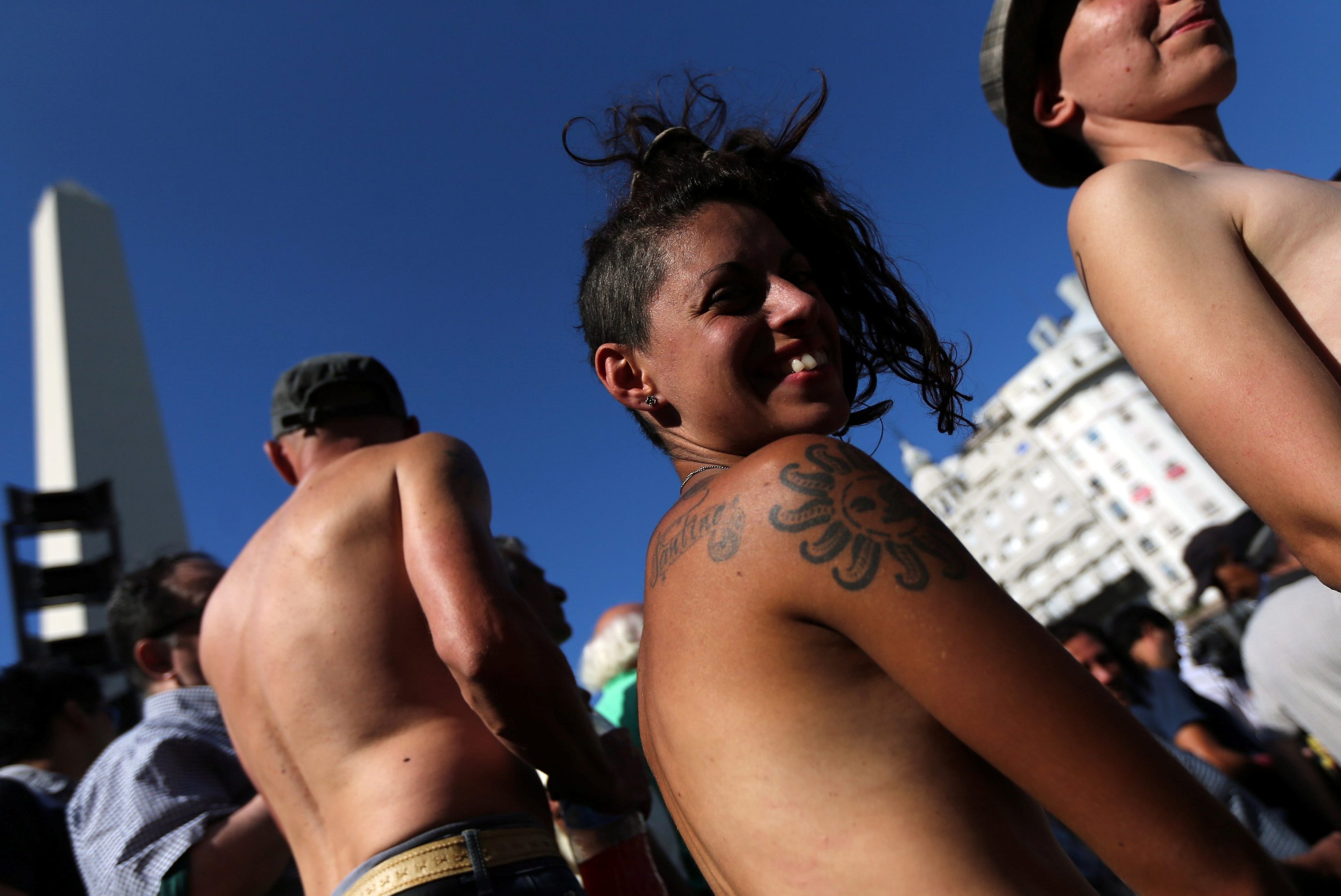 Mulheres fazem topless durante protesto a favor de topless em praias na Argentina em 07/02/2017