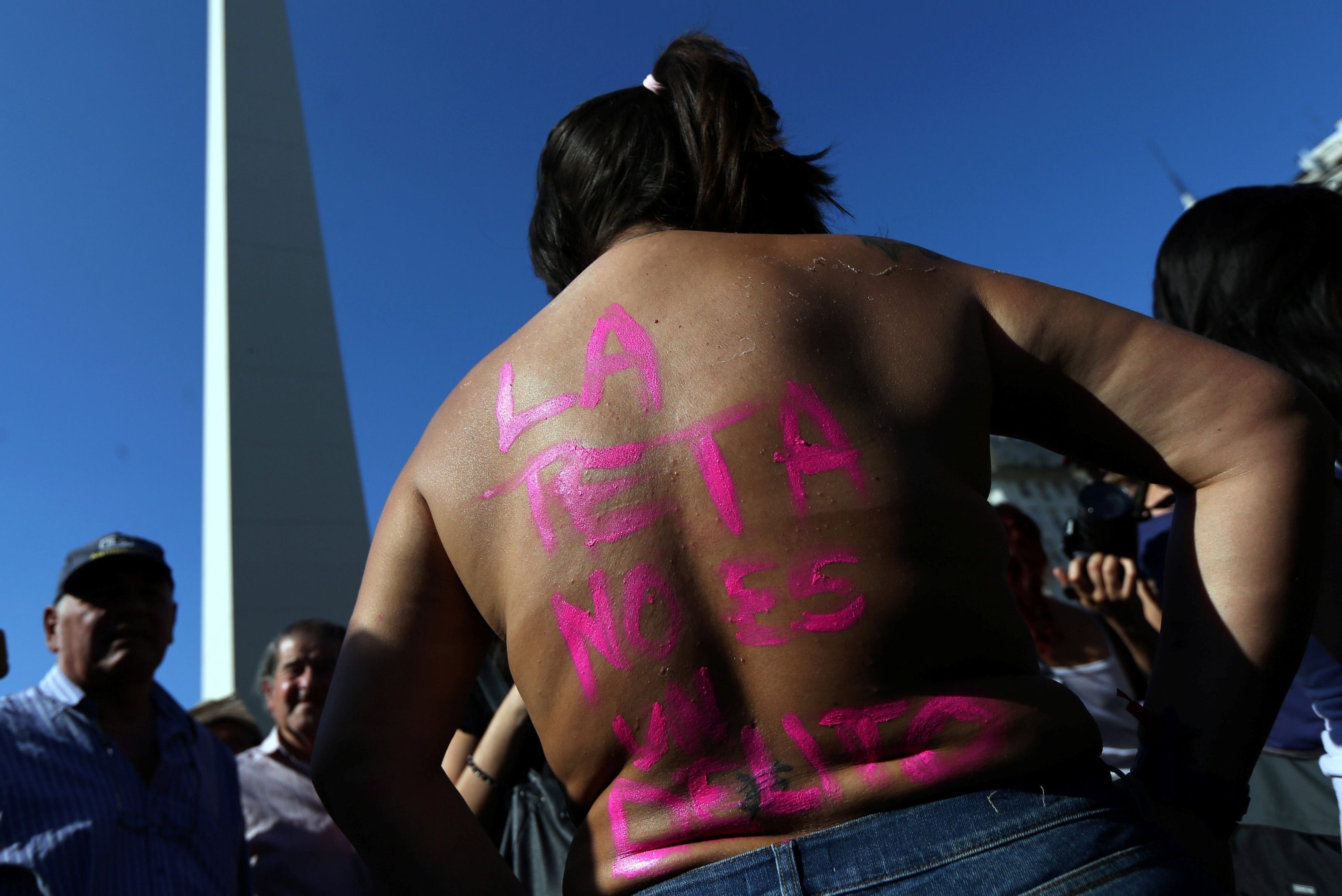 Mulher faz topless durante protesto a favor de topless em praias na Argentina em 07/02/2017