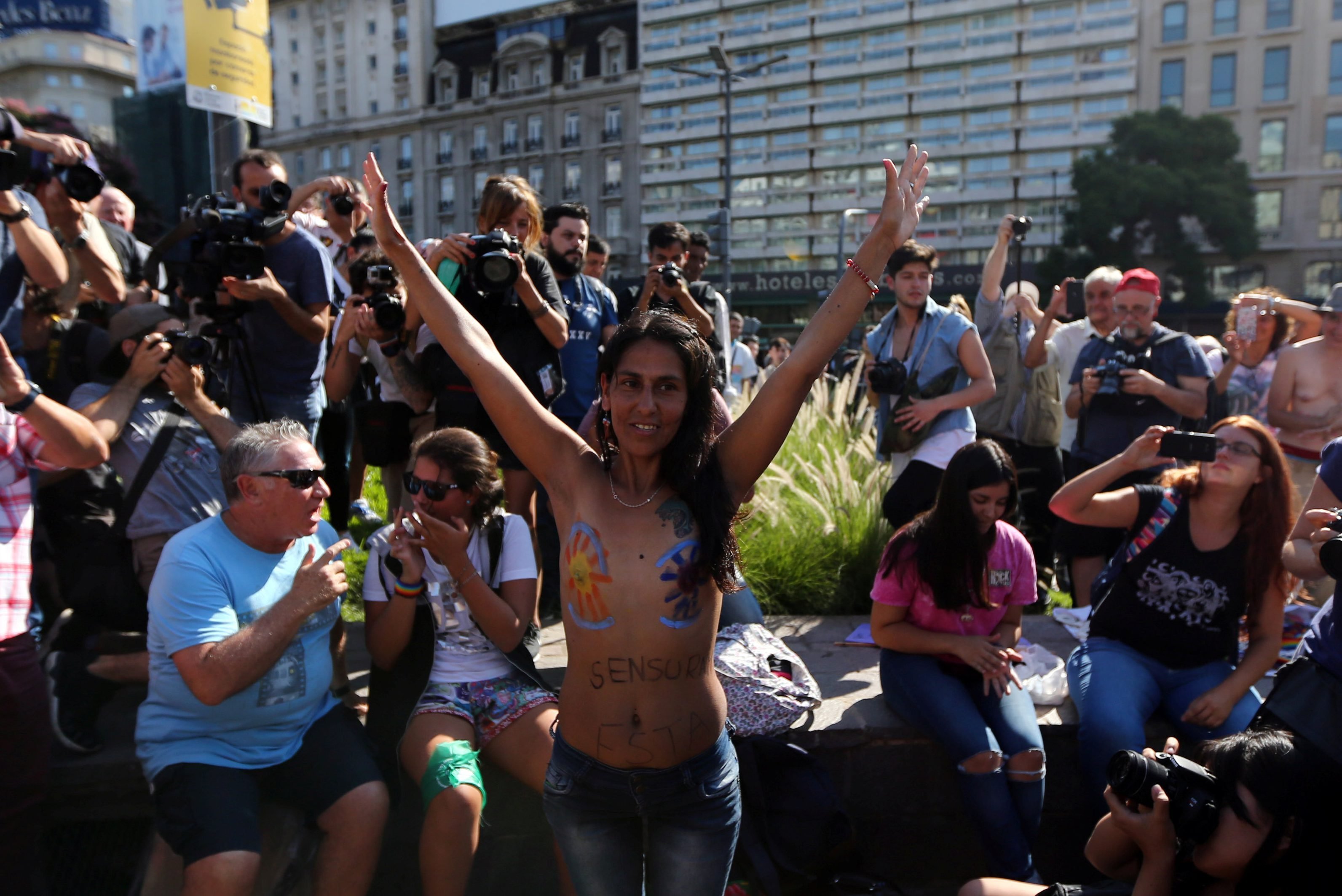 Mulher faz topless durante protesto a favor de topless em praias na Argentina em 07/02/2017