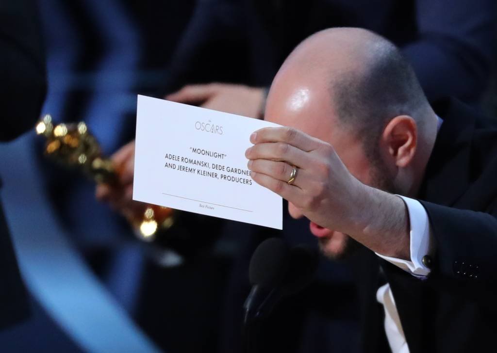 Produtor Jordon Horowitz mostra cartão de ganhador de Melhor Filme com "Moonlight" escrito, Oscar 2017