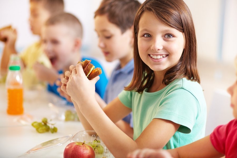 Criança comendo com serviço da startup Nutrebem