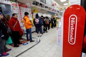 Fila para comprar o Nintendo Switch em Tóquio, no Japão