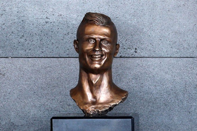 Busto de Cristiano Ronaldo em aeroporto que leva seu nome