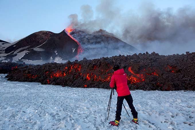 Guia observa erupção no Etna em 01 de Março de 2017