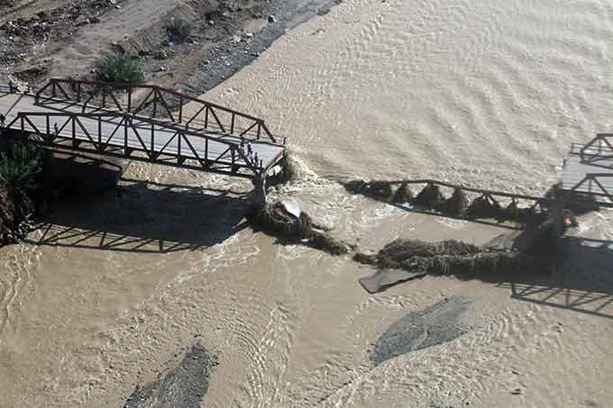 Ponte destruída pelas enchentes no Peru