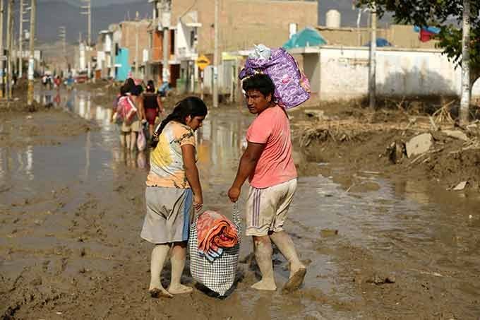 Enchentes desabrigam milhares no Peru, em março 2017.