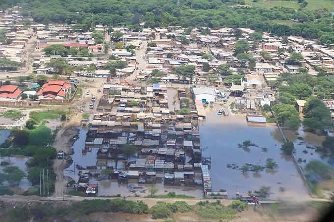 Vista aérea dos estragos causadas pelas enchentes em Piura, no Peru