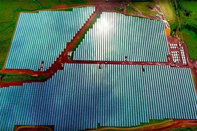 Projeto de armazenamento de energia solar em baterias da Tesla em Kauai, no Havaí. 