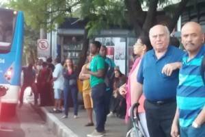 Paulistanos na fila do ônibus na Domingos de Moraes durante a greve