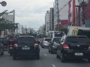 Viaduto Santa Generosa, na altura da estação Paraíso: trânsito intenso e agentes da Cet já controlam o tráfego na região