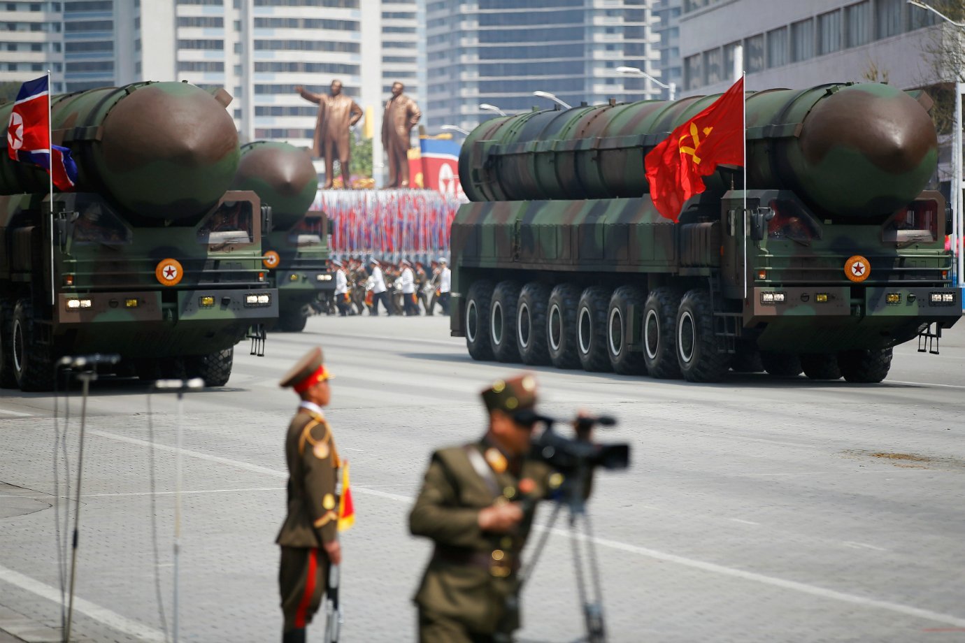 Desfile militar em razão dos 105 anos do fundador da Coreia do Norte