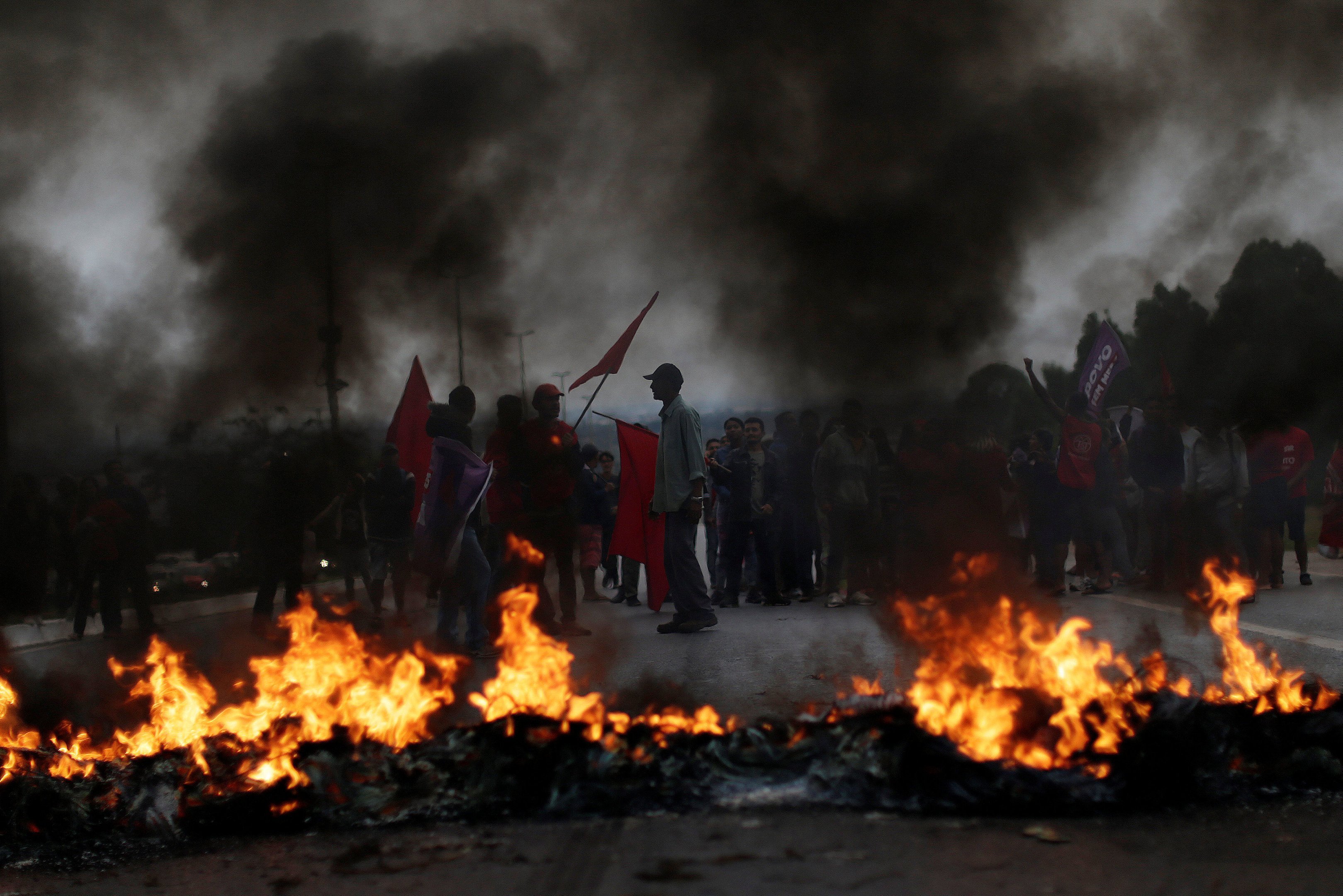 Membros do MTST durante protesto em Brasília contra as reformas do governo