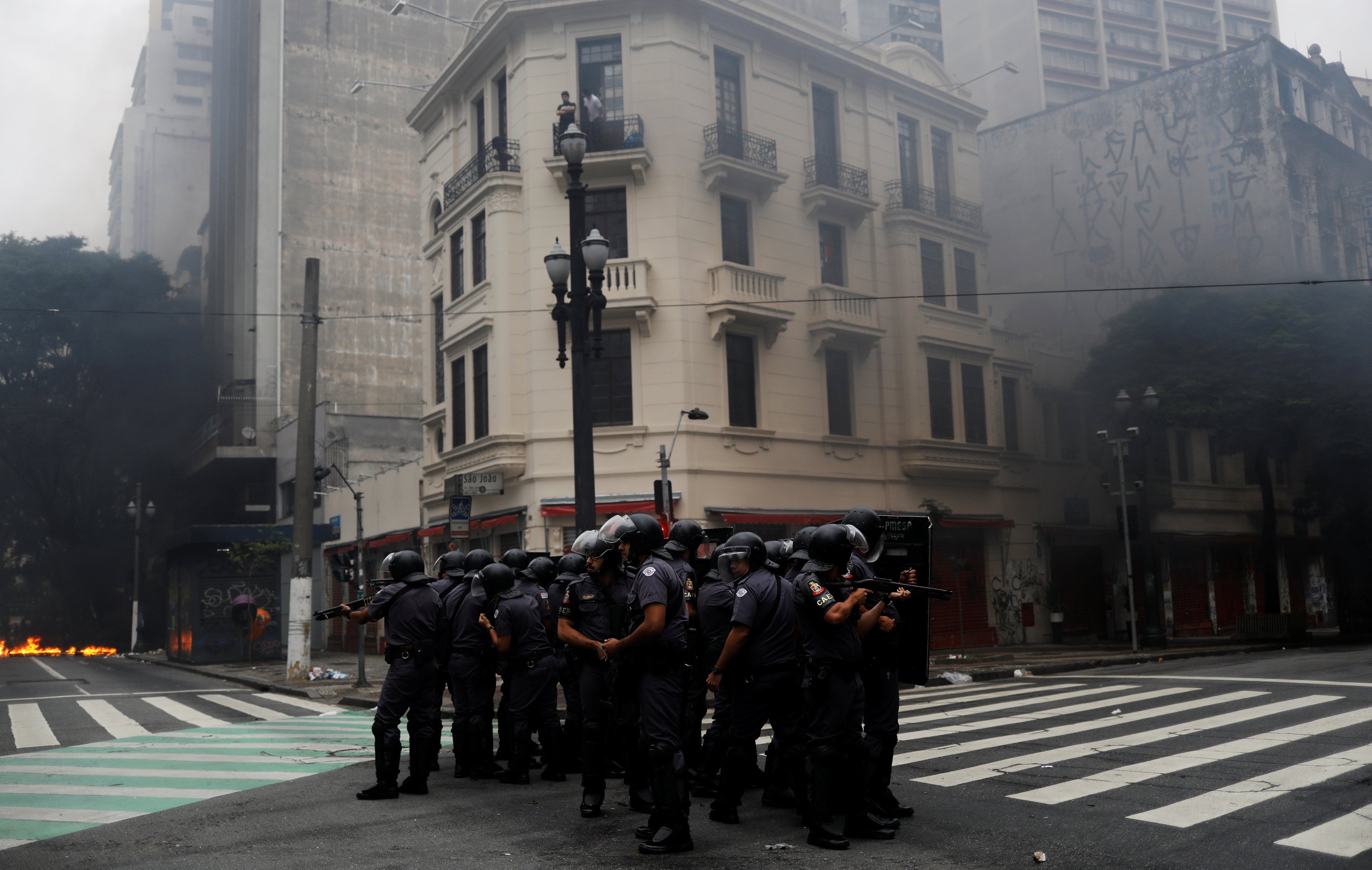 Polícia de São Paulo durante protesto do MST, na greve geral, contra as reformas do governo Temer