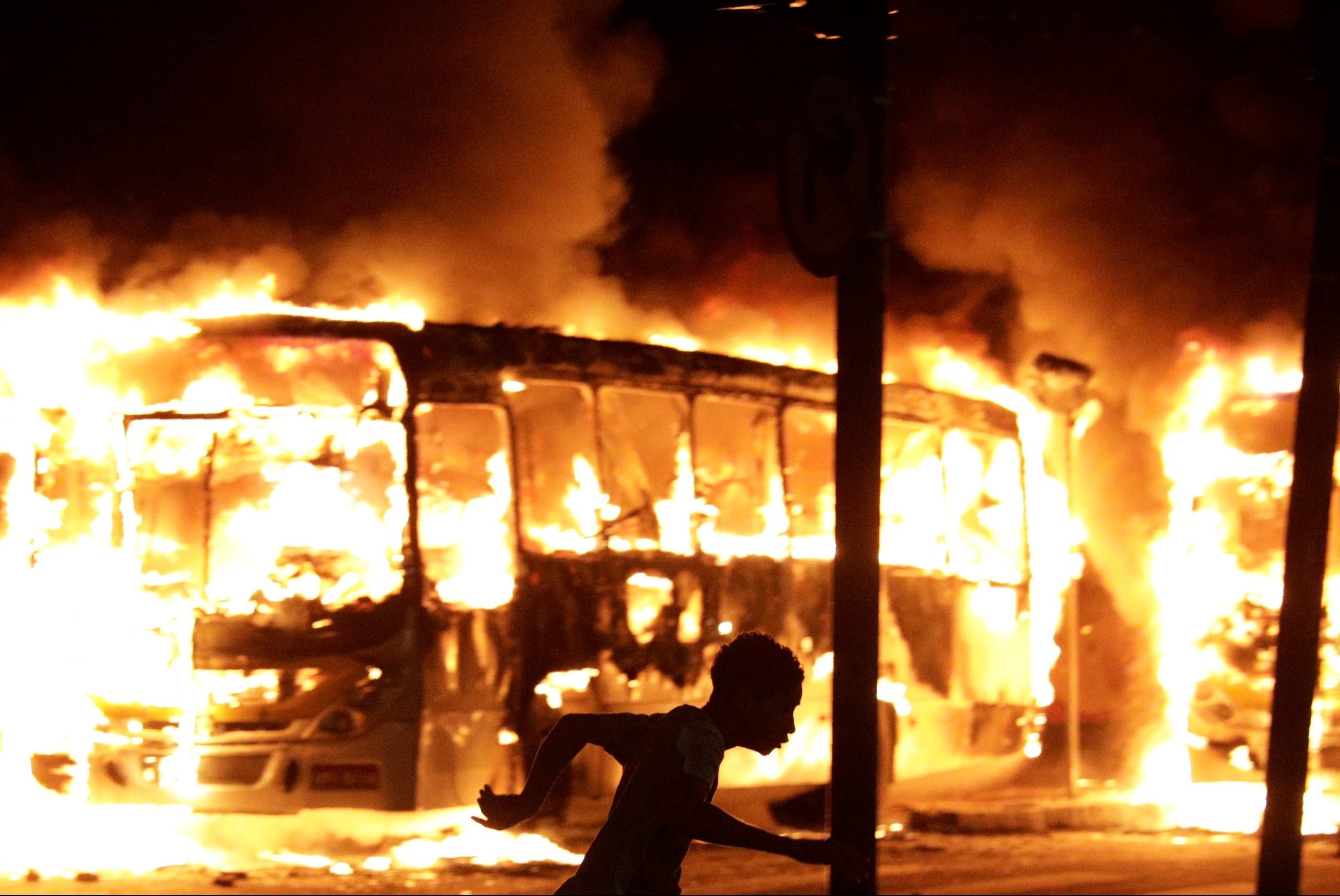 Ônibus queimando no centro do Rio de Janeiro após confronto entra a polícia e manifestantes, dia 28/04/2017