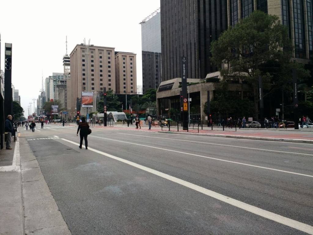 Avenida Paulista fechada para carros em dia de greve geral