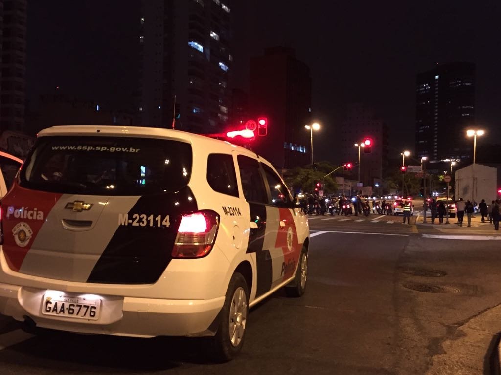 Carro da polícia chega ao Largo da Batata, em São Paulo, onde há ato contra reformas do governo Temer