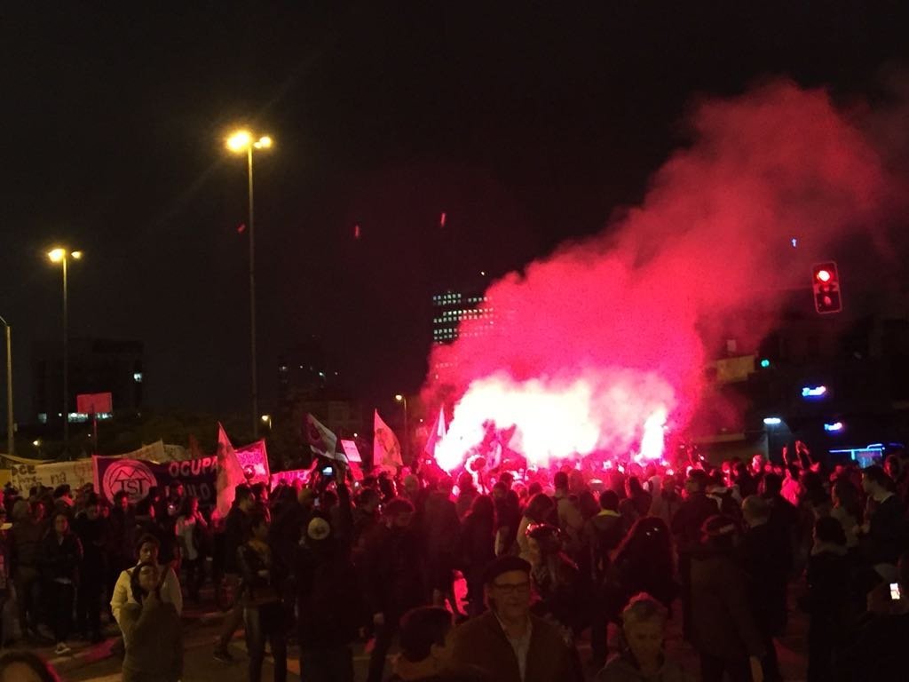 Manifestantes usam sinalizadores em ato contra reformas do governo Temer no Largo da Batata, em São Paulo