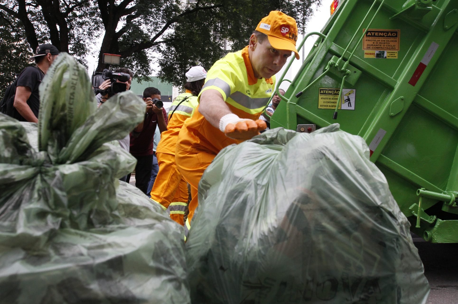 João Doria recolhe lixo durante ação na zona norte de São Paulo