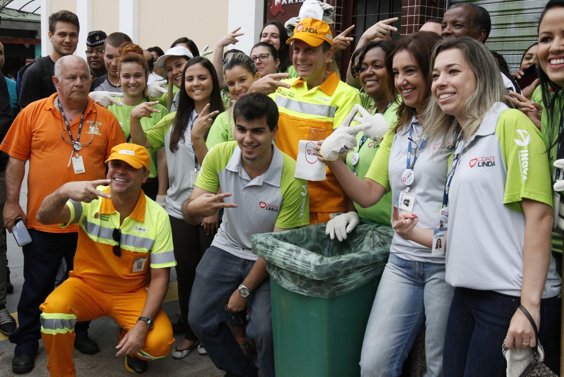 João Doria posa para foto durante ação do Programa Cidade Linda