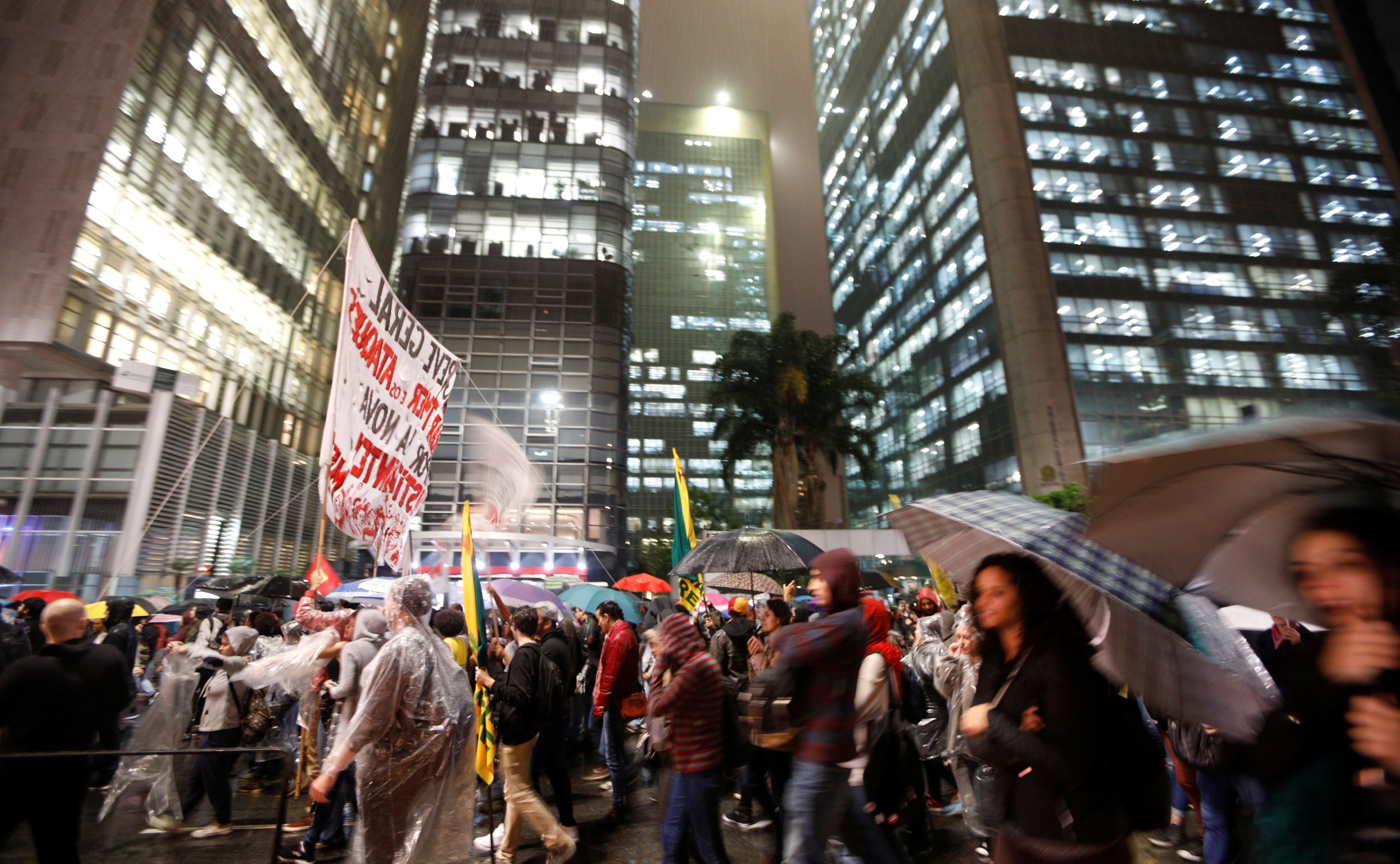Manifestantes na Avenida Paulista em protesto contra Temer, em São Paulo, dia 18/05/2017