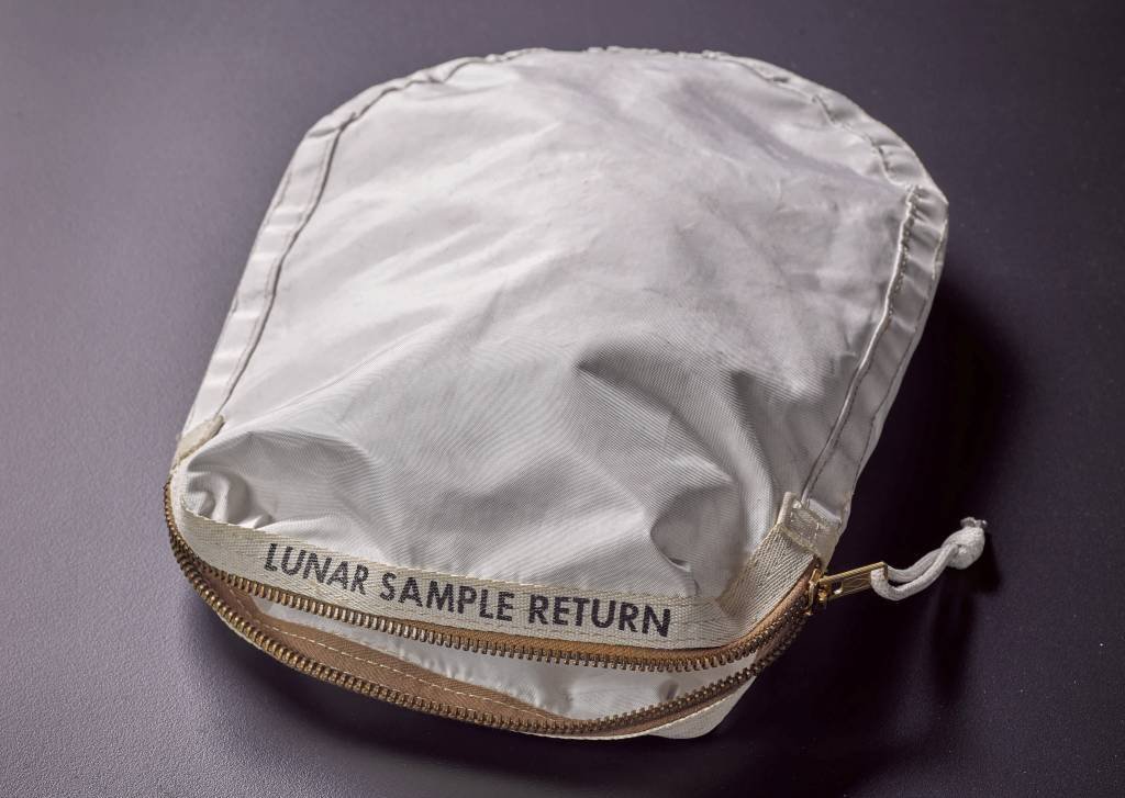 Saco de pó lunar trazido pela missão Apollo 11