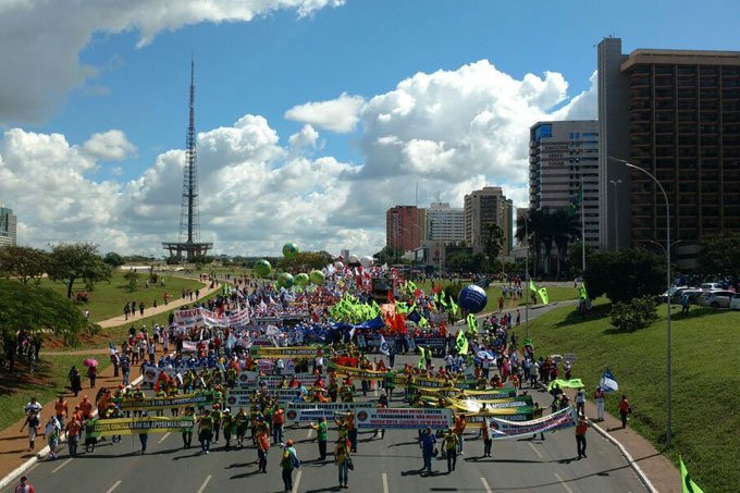 Manifestantes protestam por diretas já em ato em Brasília, contra o presidente Temer 24/05/2017